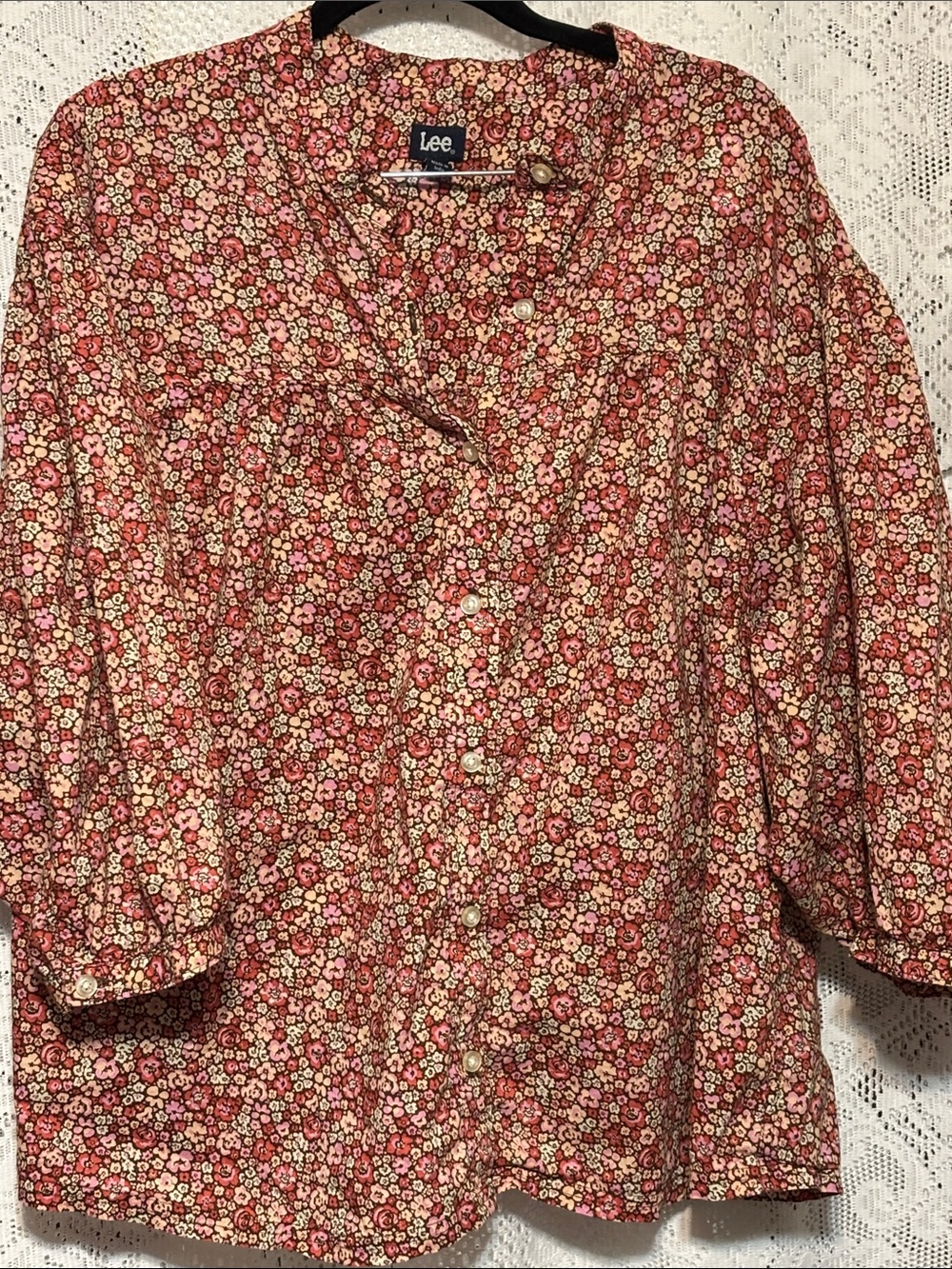 Lee women’s size XL Red Floral Button-Front Blouse